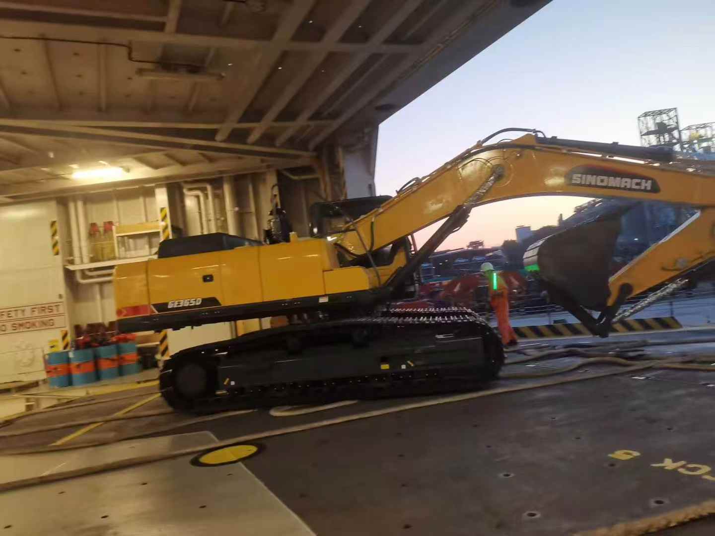 RoRo excavator loading